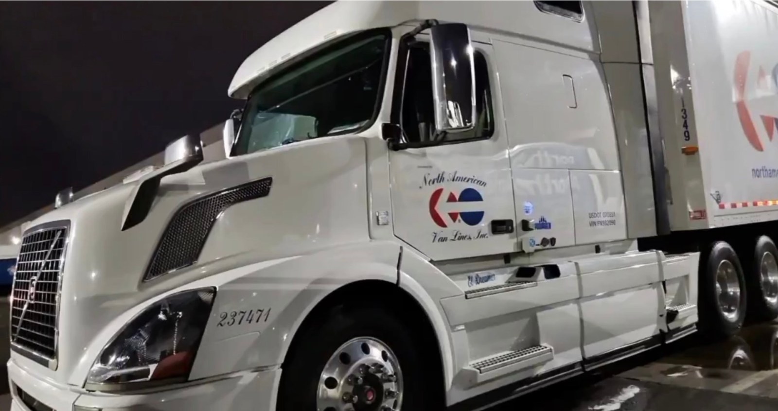Volvo semi truck detailing